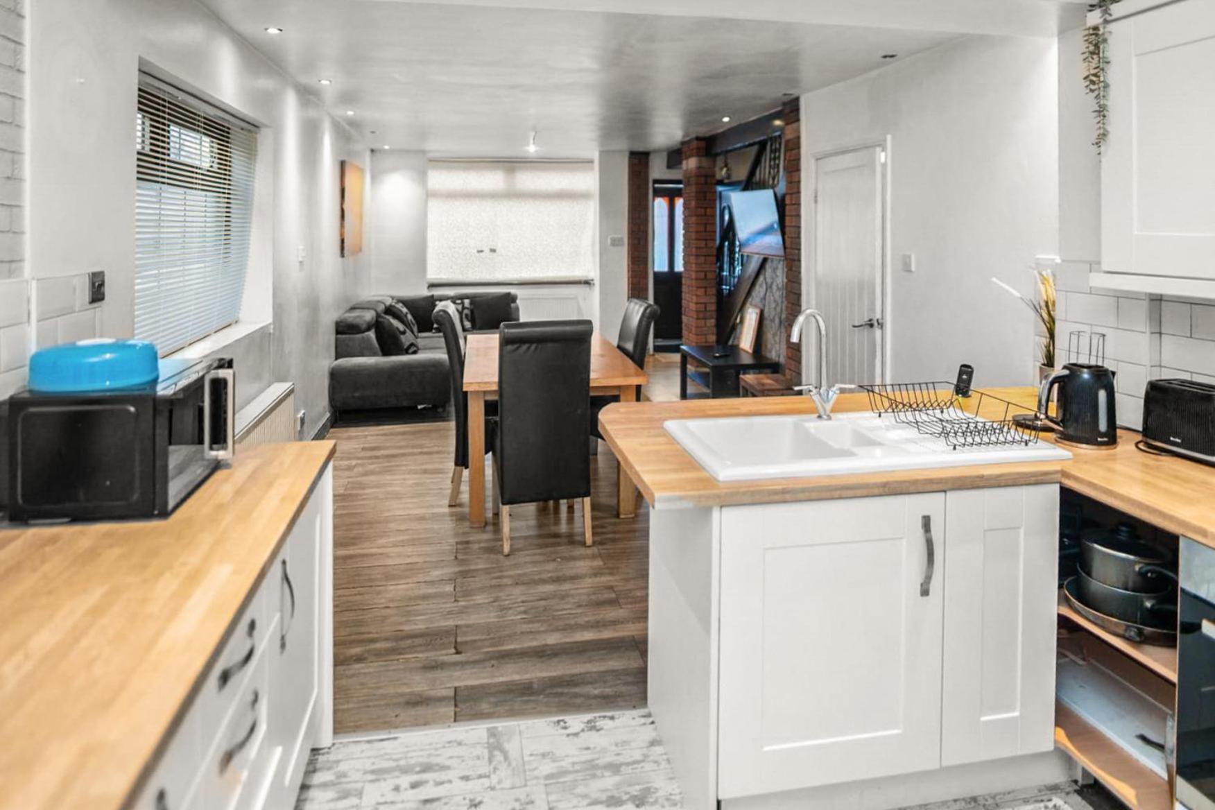 Central Manchester Family-Friendly Home With Free Parking And Workspace — Photos 2