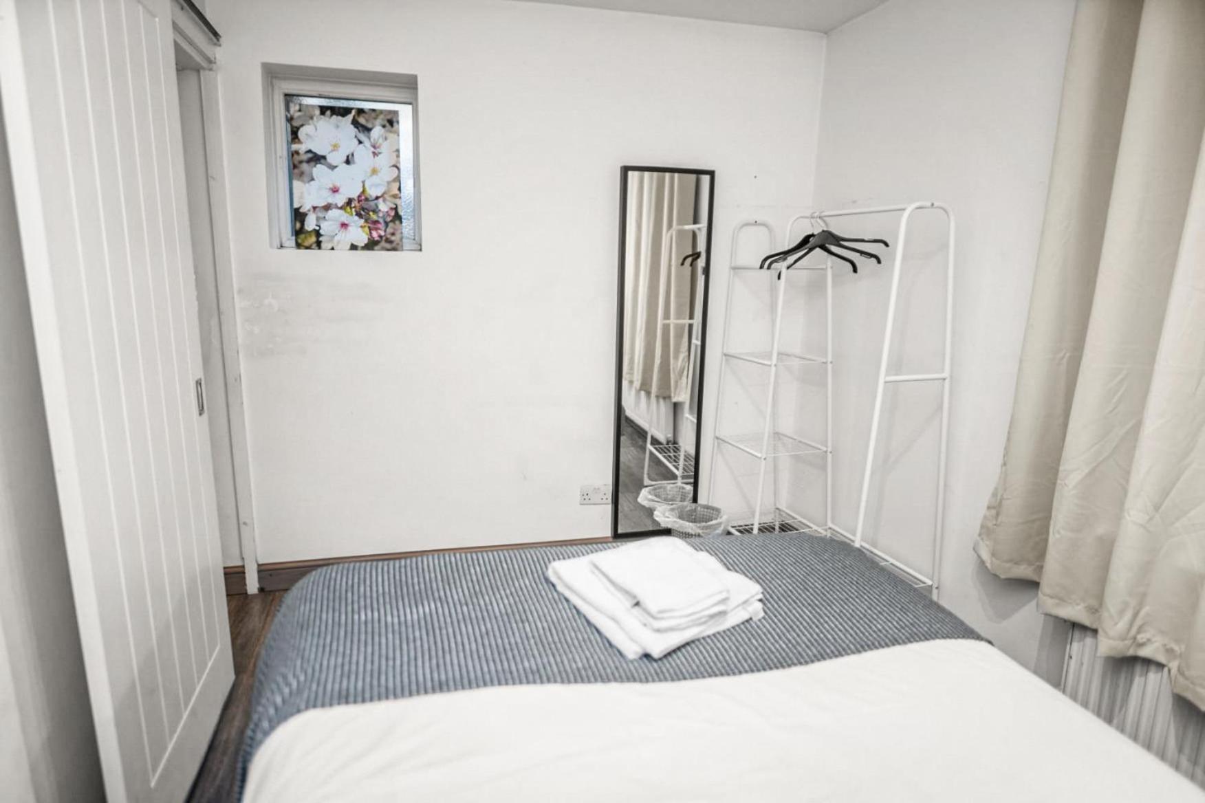 Central Manchester Family-Friendly Home With Free Parking And Workspace — Photos 3