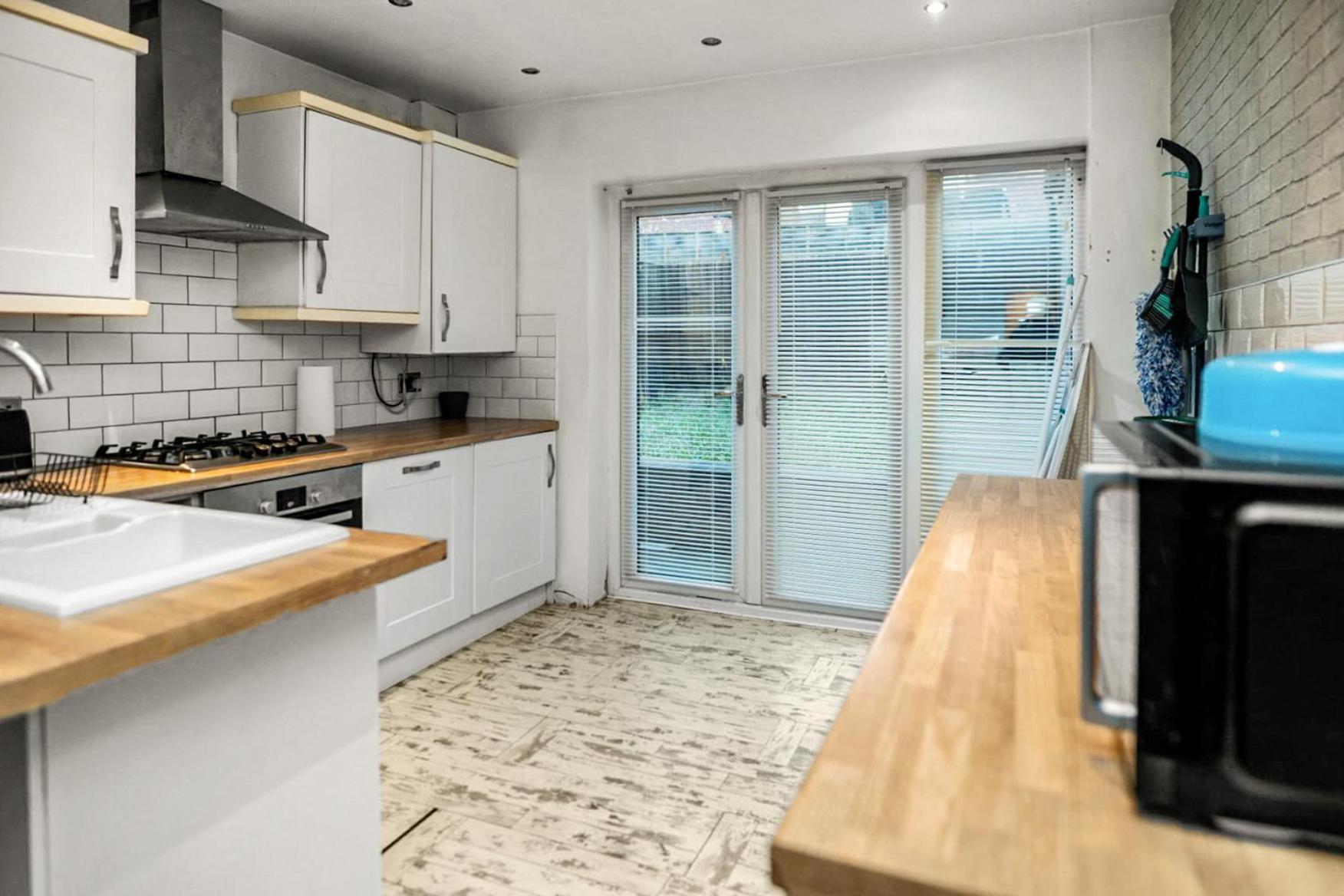 Central Manchester Family-Friendly Home With Free Parking And Workspace, Manchester